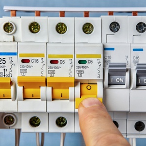 L'installation d'un disjoncteur sur un tableau électrique